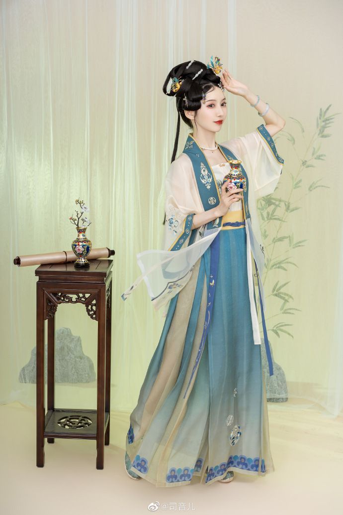 Cháng s Hanfu Robe:A Glimpse into an Otherworldly仙境 Cháng s Hanfu Robe:A Glimpse into an Otherworldly仙境