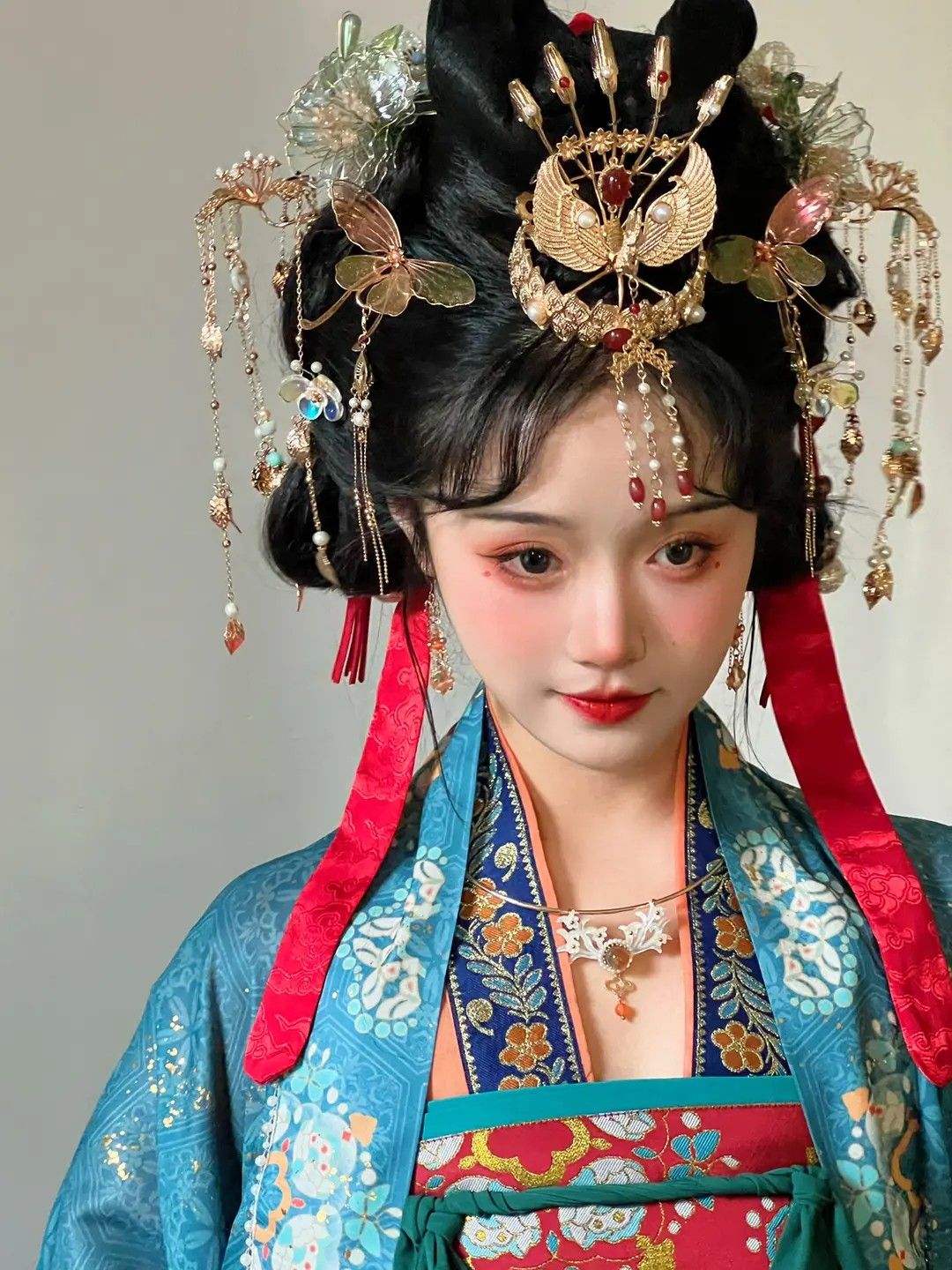 Modernized Chinese Cheongsam:Embracing a New Era with Low-cut Collars