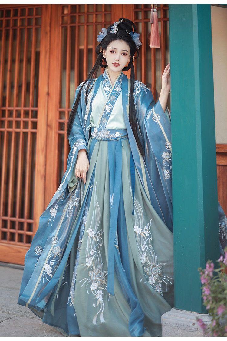 The Ethereal Journey of a Xiaoyao Wearer in a Six-Meter Hanfu Robe The Ethereal Journey of a Xiaoyao Wearer in a Six-Meter Hanfu Robe