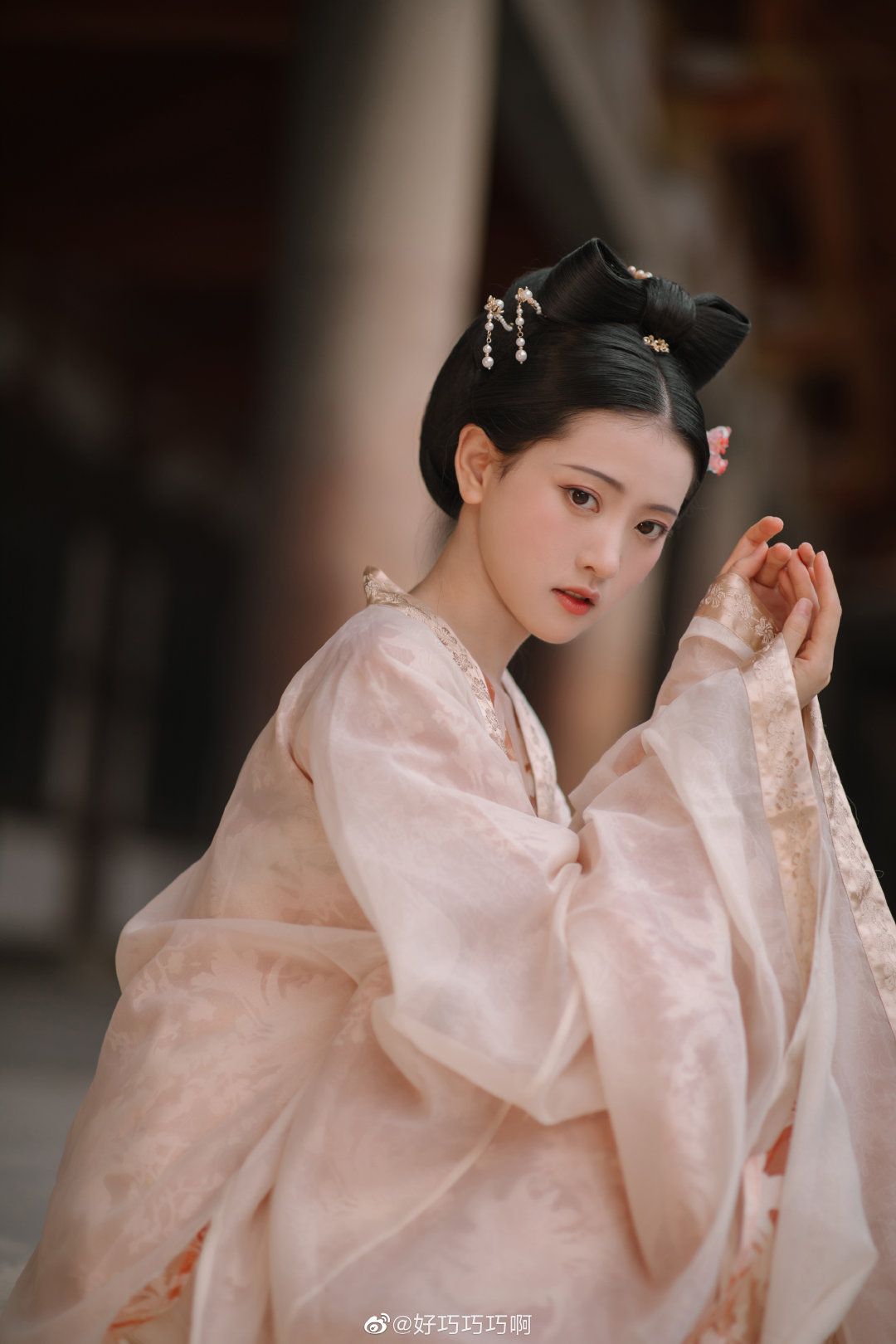 Reconstructing the Traditional War-Time Style of Hanfu:The Revival of the Warring States Robes
