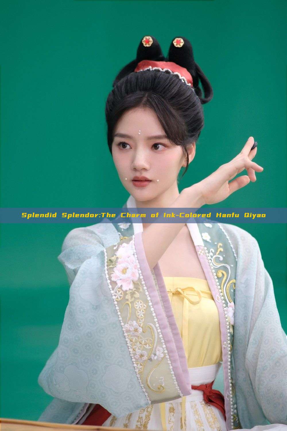Splendid Splendor:The Charm of Ink-Colored Hanfu Qiyao Splendid Splendor:The Charm of Ink-Colored Hanfu Qiyao