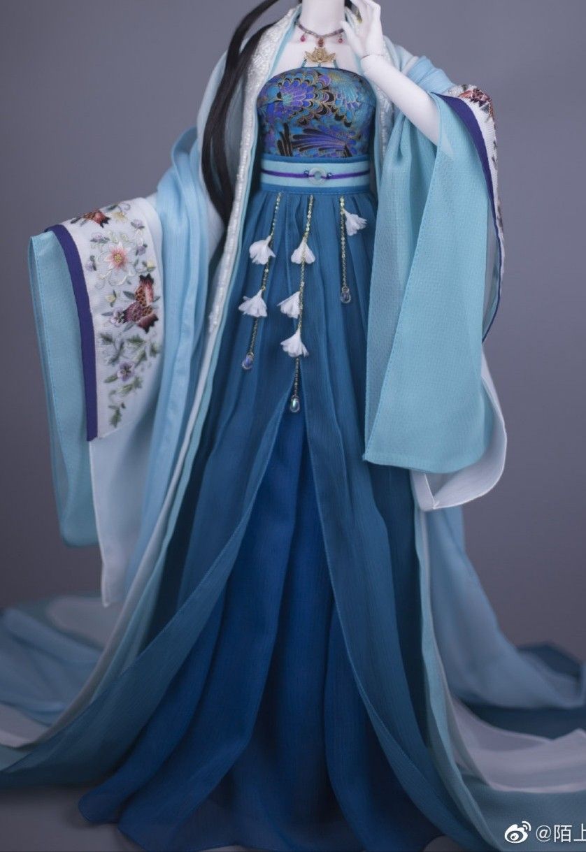 Little Girls in Cheongsam-Style Dresses:Embracing the Traditional Elegance