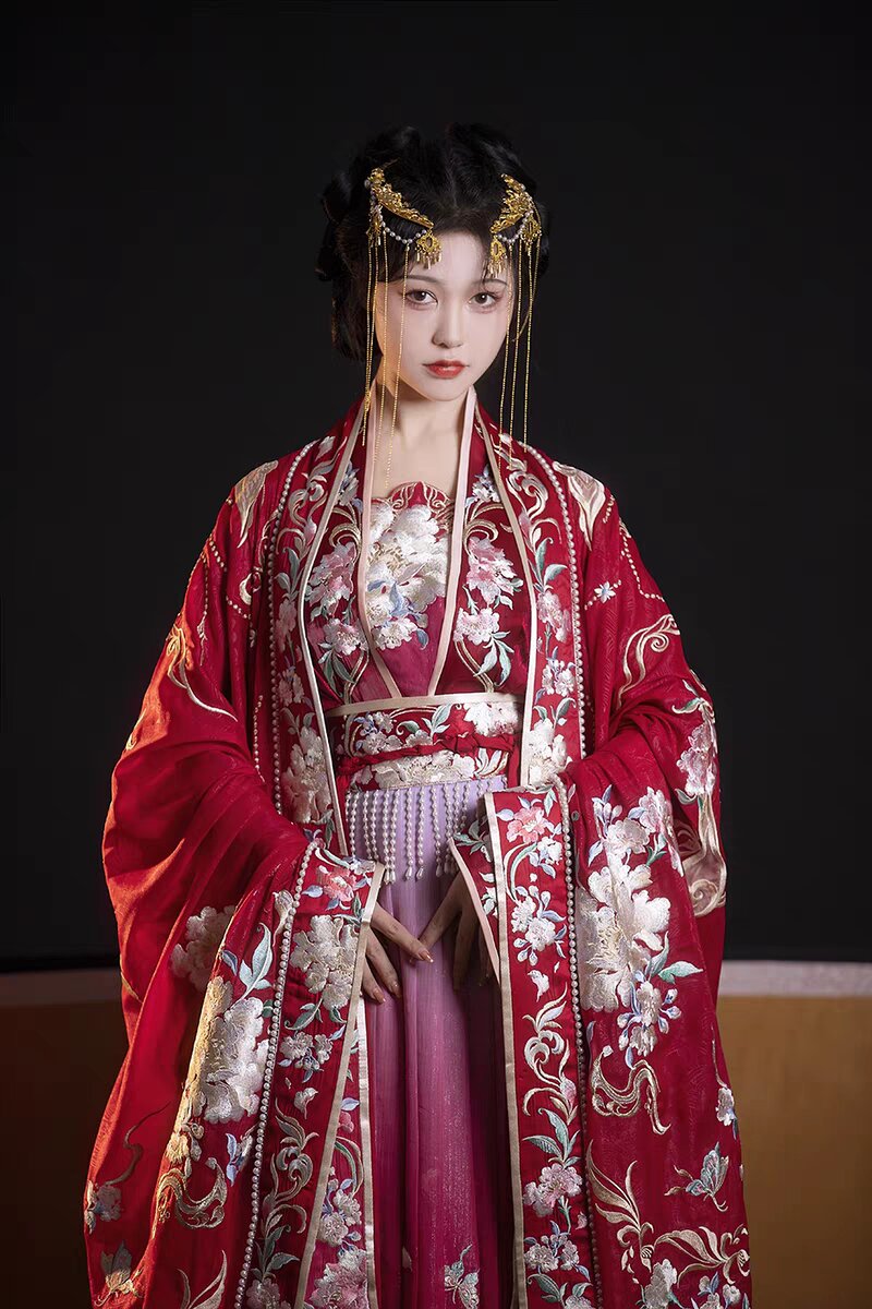 Qiqi Weis Cheongsam Elegance:Embracing Traditional Charm in Modern Fashion Qiqi Weis Cheongsam Elegance:Embracing Traditional Charm in Modern Fashion