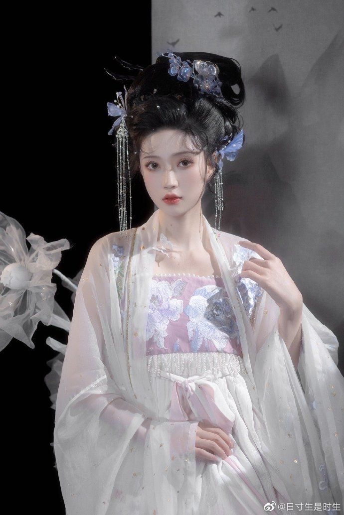 The Elderly and the Elegance of Qipao Skirts:A Cultural Journey