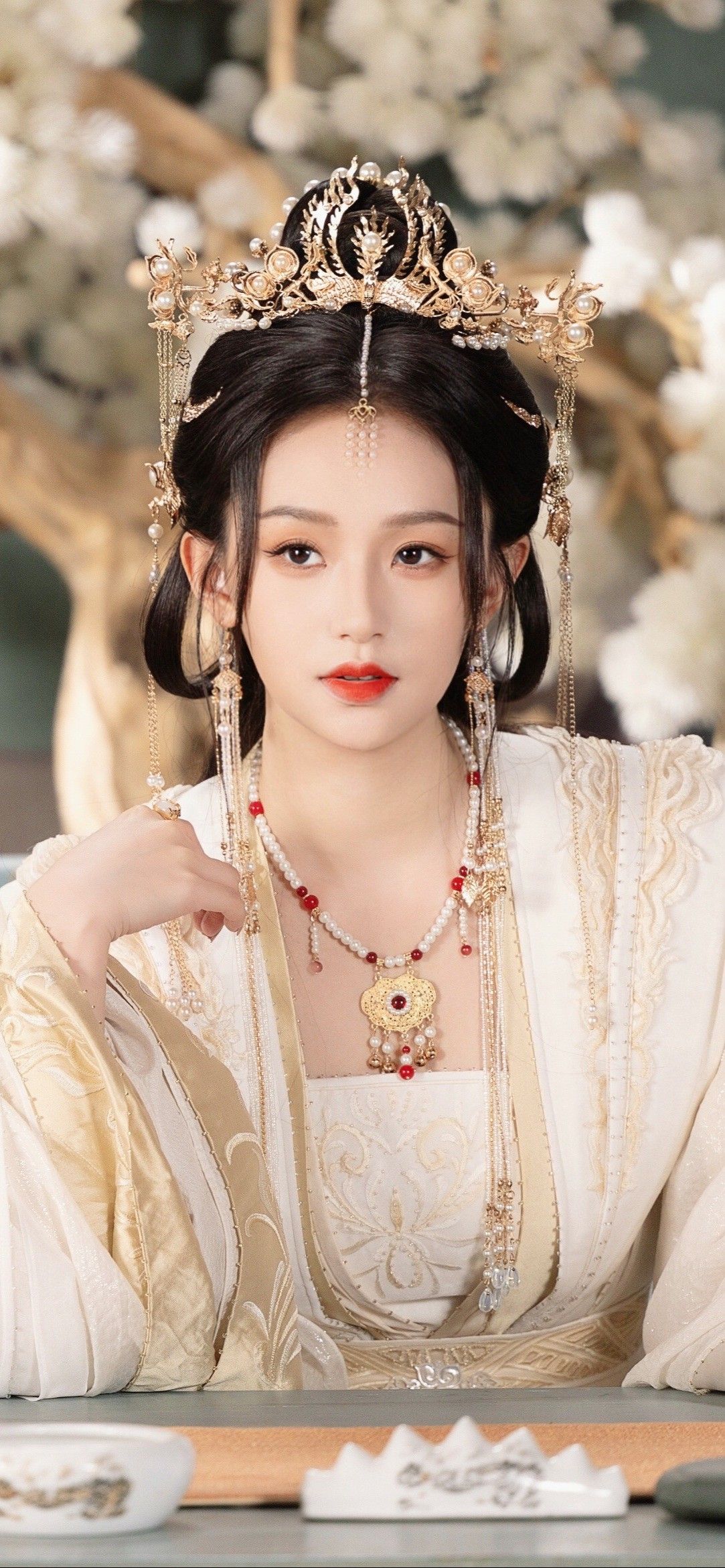 White Cheongsam Engagement:A Symbol of Purity and Union White Cheongsam Engagement:A Symbol of Purity and Union