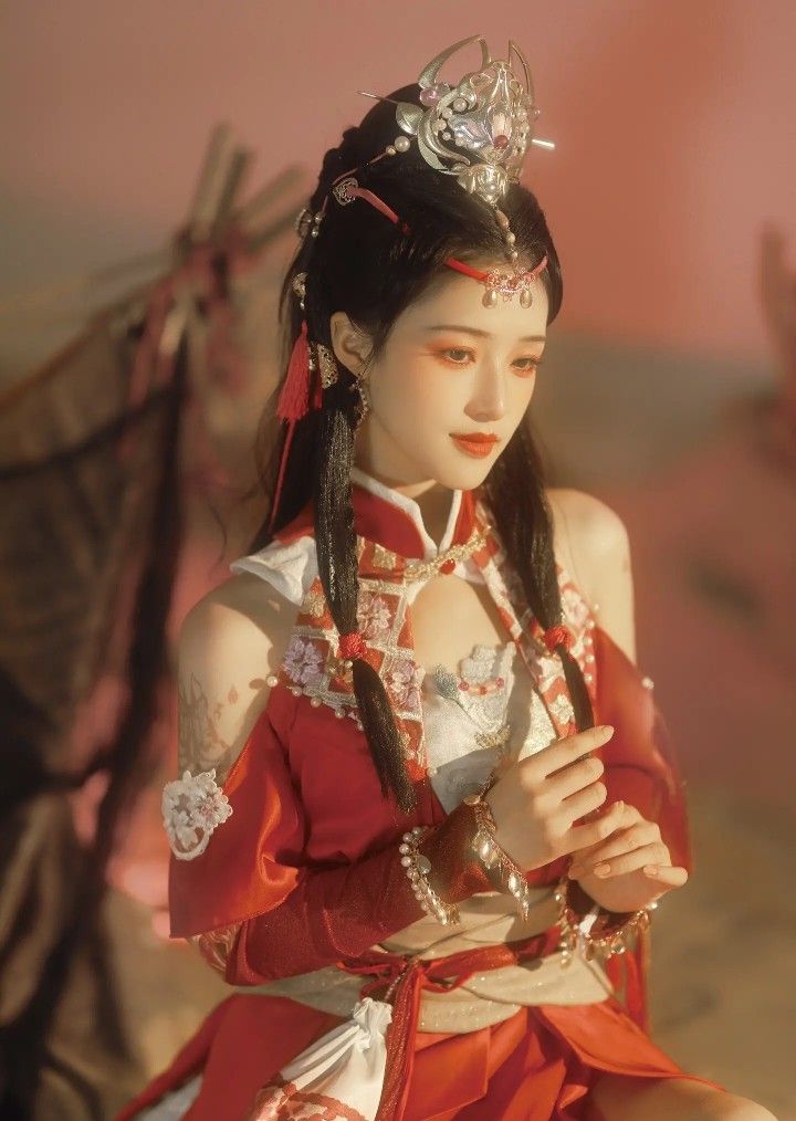 Charming Chinese Girl in Mid-Length Sleeve Cheongsam:The Elegance of Qipao Charming Chinese Girl in Mid-Length Sleeve Cheongsam:The Elegance of Qipao