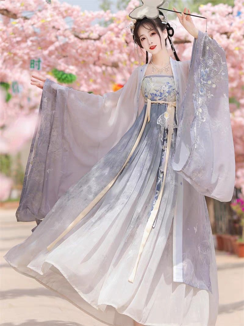 The Little Girl in a Hanfu Group:A Journey into the World of Traditional Chinese Clothing at Age 6 The Little Girl in a Hanfu Group:A Journey into the World of Traditional Chinese Clothing at Age 6