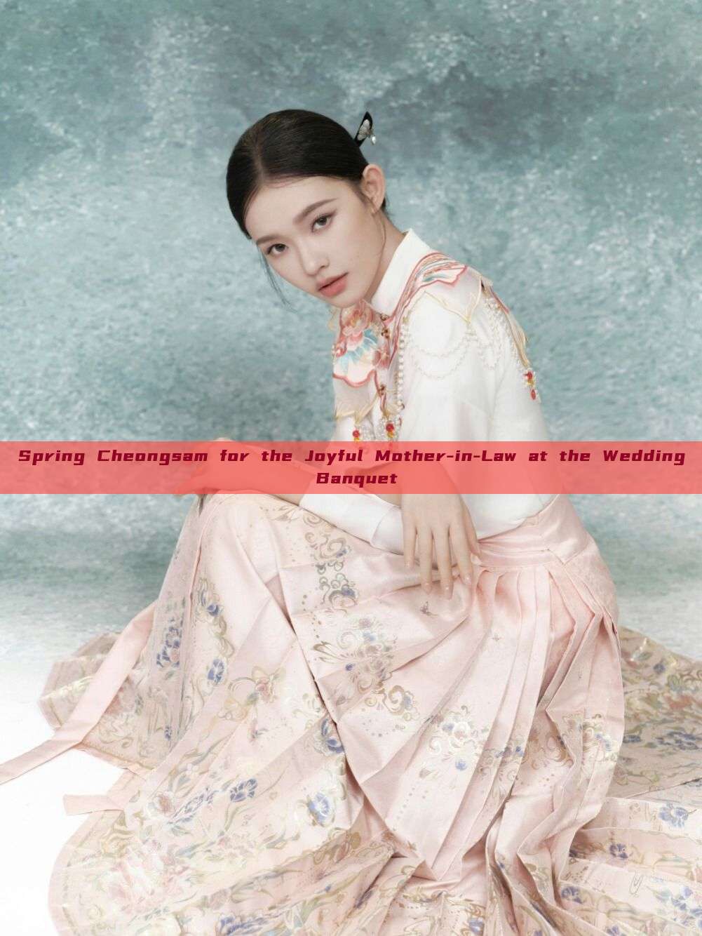 Spring Cheongsam for the Joyful Mother-in-Law at the Wedding Banquet