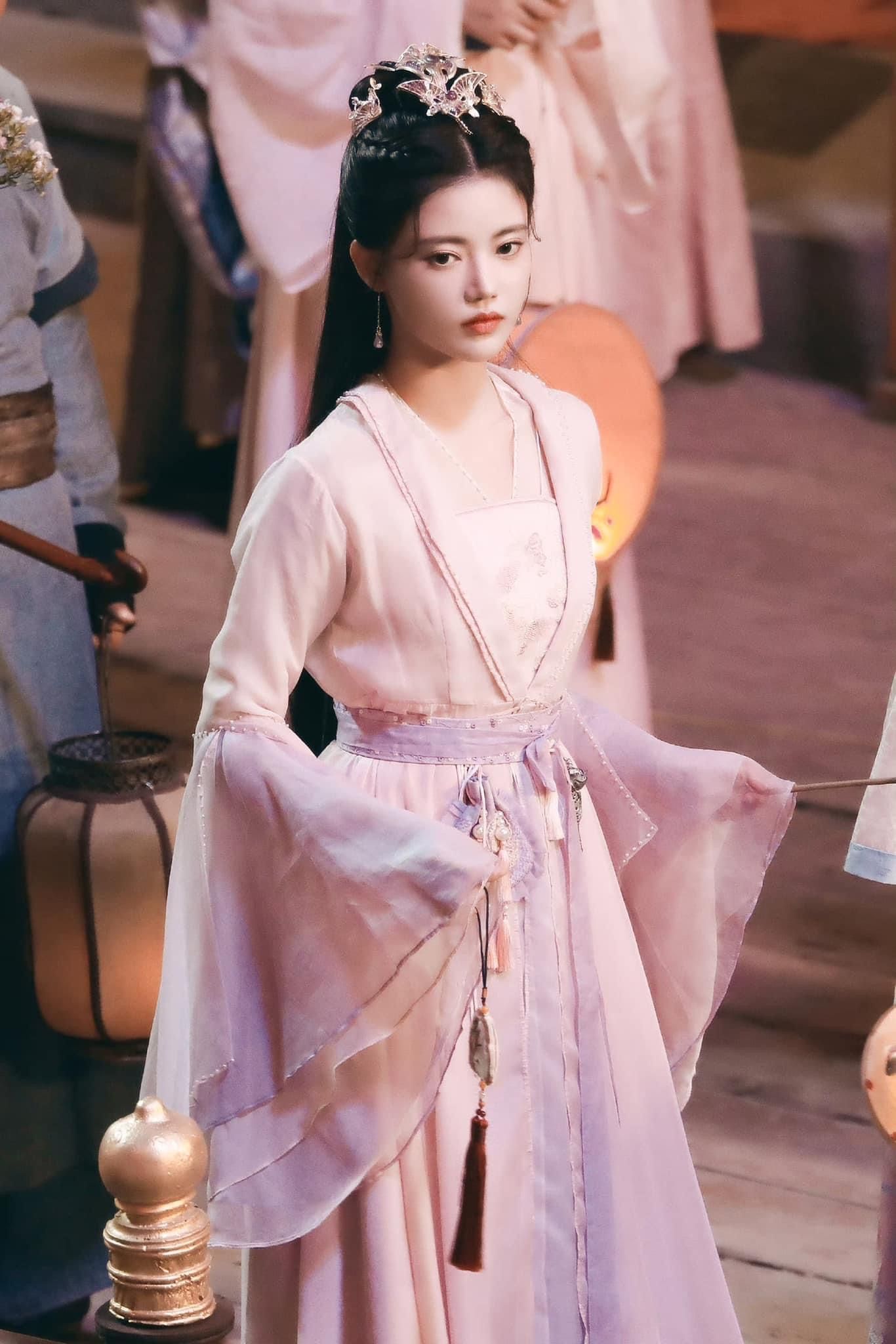 Winter-Fall Elegance:Designing a Traditional Chinese Girls Hanfu for New Years Greetings