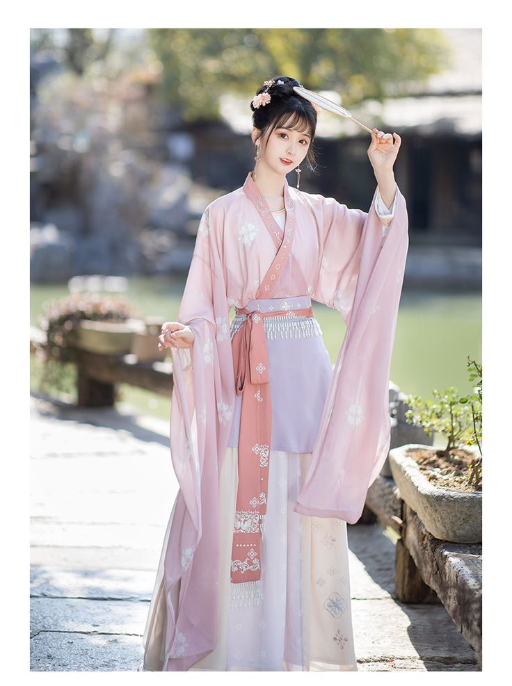 Vintage-Style Cheongsam for Girls:The Charm of Traditional Chinese Clothing Vintage-Style Cheongsam for Girls:The Charm of Traditional Chinese Clothing