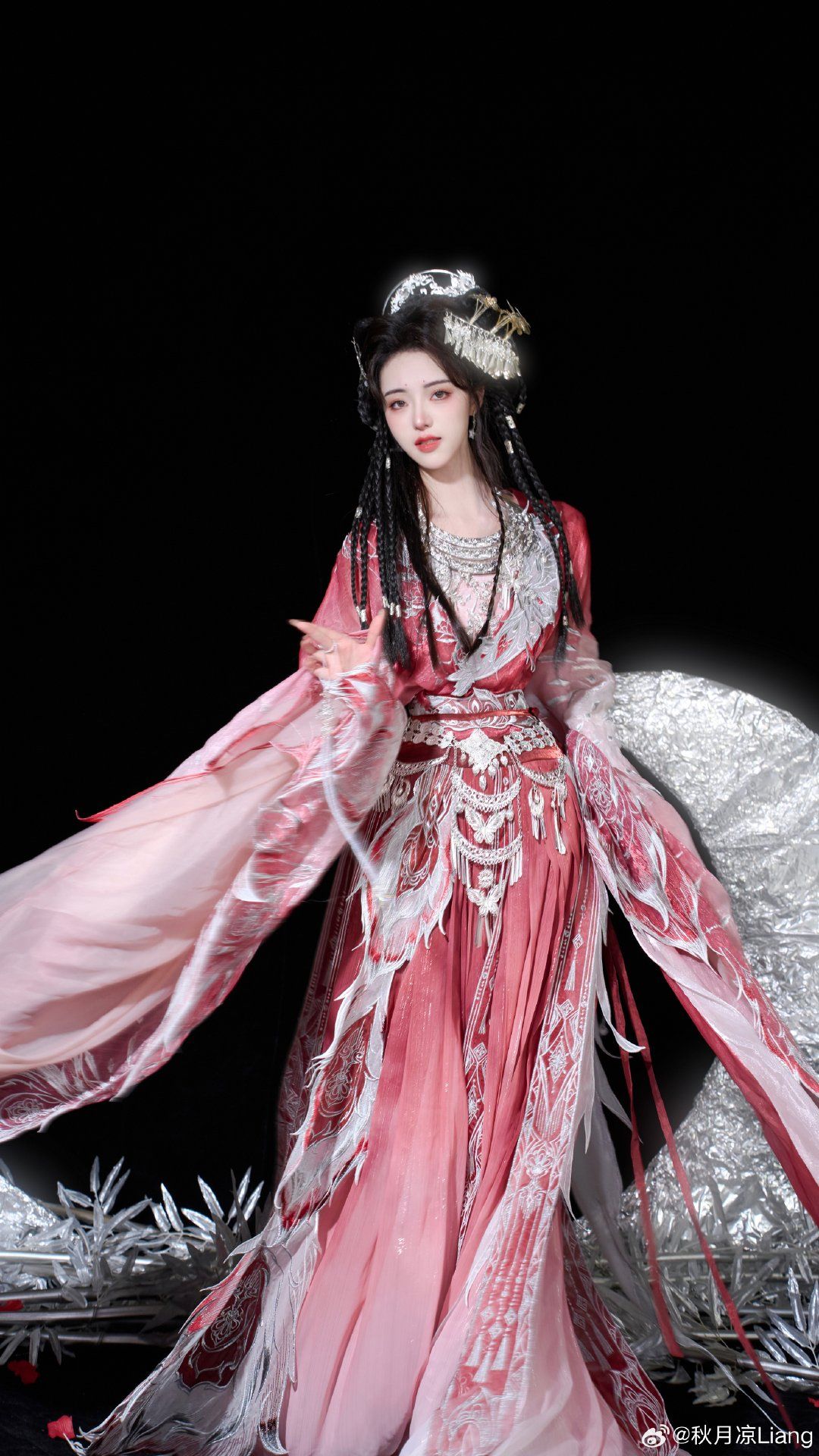 The Dark Dominance of Hanfu:The Rise of an Imperial Style The Dark Dominance of Hanfu:The Rise of an Imperial Style