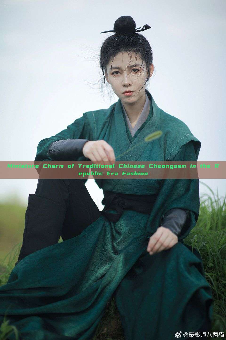 Miniature Charm of Traditional Chinese Cheongsam in the Republic Era Fashion Miniature Charm of Traditional Chinese Cheongsam in the Republic Era Fashion