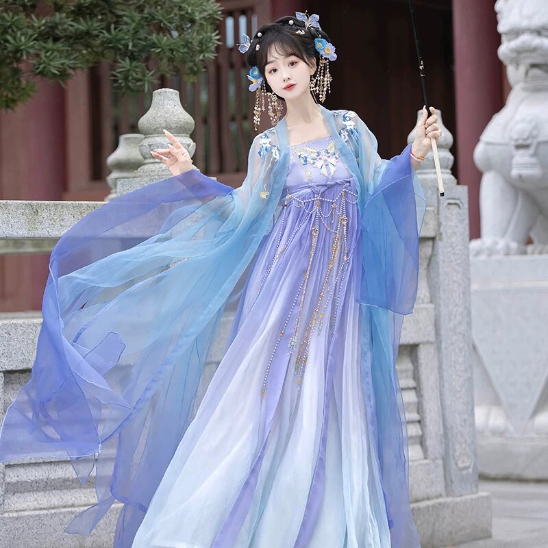 Modernizing the Cheongsam for Little Girls:The Evolution of a Traditional Icon Modernizing the Cheongsam for Little Girls:The Evolution of a Traditional Icon