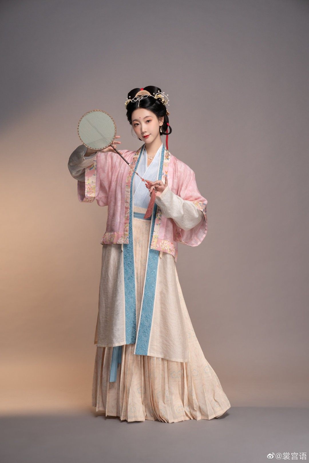 The Sword of Honor:Martial Arts Journey of a Hanfu Dame The Sword of Honor:Martial Arts Journey of a Hanfu Dame