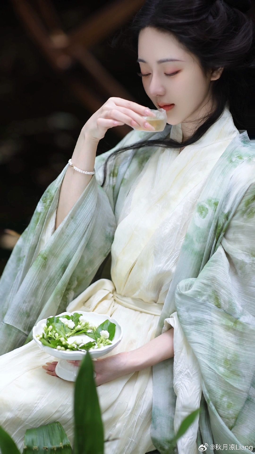 Seductive Cheongsam:A Glance into the Enigma of Traditional Chinese Elegance Seductive Cheongsam:A Glance into the Enigma of Traditional Chinese Elegance