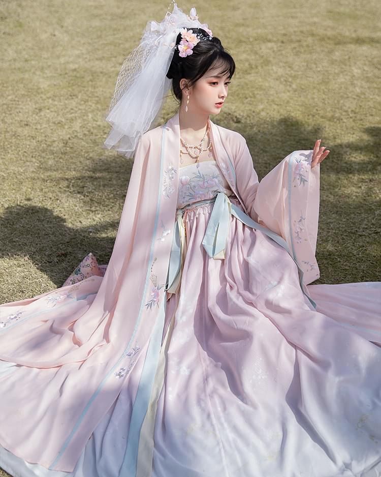 The Cheongsam in the Mid-Year Examination:A Cultural Insight into Traditional Chinese Dress